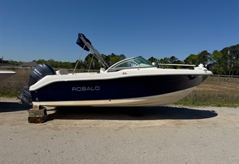 2014 Robalo R207  Boat